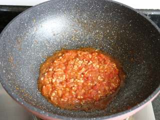 8、番茄肉酱拌面,熬煮至浓稠收汁状态即可，加适量盐调味，关火备用；