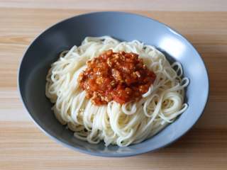 11、番茄肉酱拌面,再捞出装盘，滴几滴玉米油、撒适量盐、浇上熬煮好的肉酱即可；