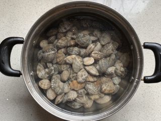 1、辣炒花蛤,水中放少许盐、搅匀了放入花蛤,让其吐沙