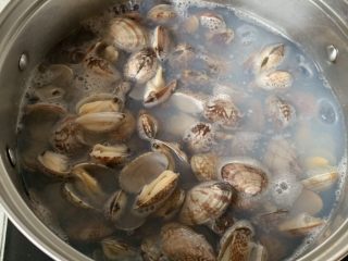 3、辣炒花蛤,倒入花蛤,煮到微微张口就可以了