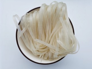 1、酸辣宽粉,宽粉备好。