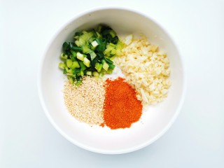 2、酸辣宽粉,葱蒜切末，和百芝麻辣椒粉一起放入碗中。