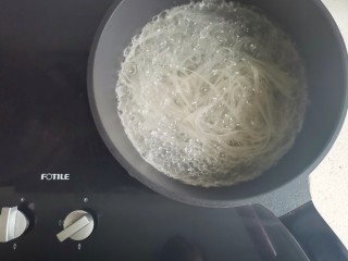 3、酸辣宽粉,河粉煮5分钟捞出过凉。