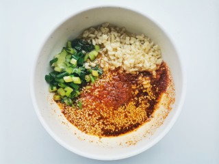 4、酸辣宽粉,碗中淋入一大勺热油，