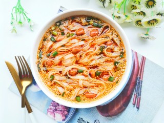 11、酸辣宽粉,撒葱花开吃。