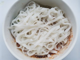 9、酸辣宽粉,放入河粉。