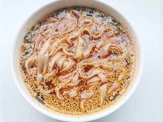 10、酸辣宽粉,拌匀。