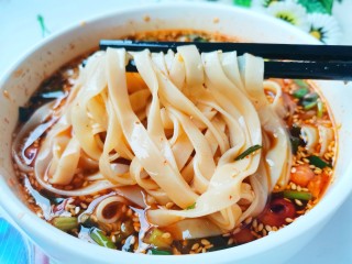 14、酸辣宽粉,一大碗都不够吃。