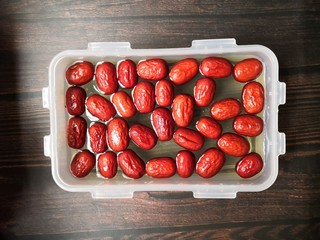 1、百变水果  百香果味糯米酿红枣,红枣（实际我只做了19颗，哈哈）加适量清水泡3小时左右。