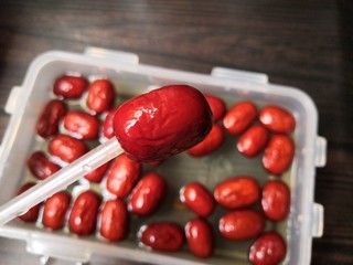 2、百变水果  百香果味糯米酿红枣,把吸管插入红枣一端。