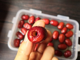 4、百变水果  百香果味糯米酿红枣,取出吸管。