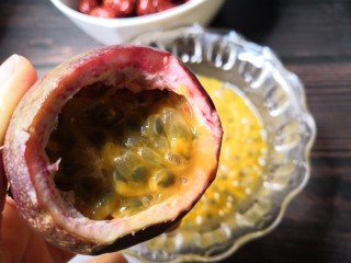 6、百变水果  百香果味糯米酿红枣,把百香果切开，挖出果肉。