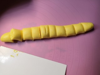 12、百变水果  百香果味糯米酿红枣,取一半面条搓成长条，切成小段。
