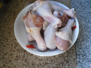 2、宫保鸡腿, 把鸡腿洗净 