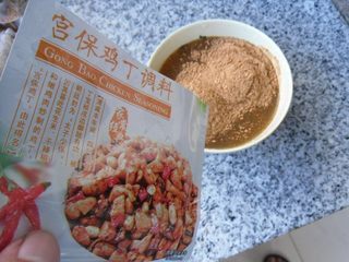 3、宫保鸡腿, 碗中加适量水，倒入宫保鸡丁调料