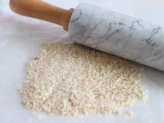 1、超级能量棒，冬日温暖零食，小身材大能量，越嚼越香,花生压碎