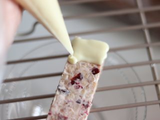 3、超级能量棒，冬日温暖零食，小身材大能量，越嚼越香,喜欢巧克力的朋友，就可以为能量棒穿上外衣了。白、黑巧克力分别放入裱花带中，放到40-50度的热水中，融化成液态，剪口后淋到能量棒上。