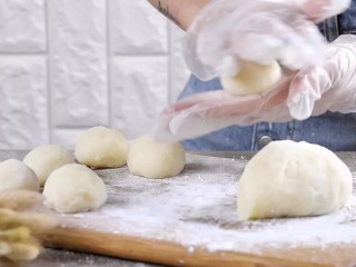 1、鲜奶麻薯,倒出来后用手揉捏