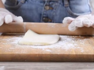 2、鲜奶麻薯,等份分好后，搓成圆球状擀开