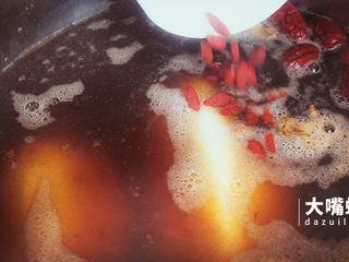 7、滋补红糖糯米藕丨大嘴螺,待水沸腾后，将红糖、枸杞、红枣、冰糖放入锅中