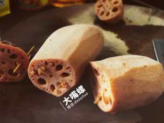 9、滋补红糖糯米藕丨大嘴螺,待凉后取出，颜色红透，莲藕和糯米混合的味道香气逼人