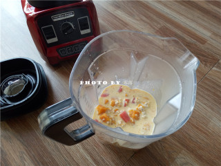 8、南瓜燕麦浓汤,将奶锅里的所有食材倒入料理杯；