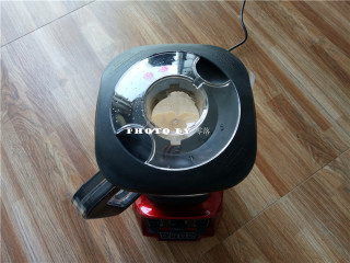 9、南瓜燕麦浓汤,合上盖子，将料理杯安置在破壁机上；