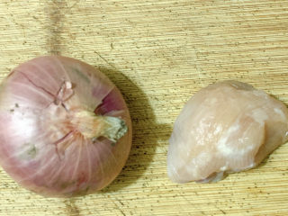 1、爆炒鸡胸肉,主要食材，如图所示示意。一小块鸡胸肉（适合一人的量）、小半颗洋葱