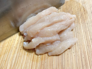 2、爆炒鸡胸肉,将鸡胸肉切成细丝。