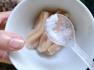 3、爆炒鸡胸肉,鸡胸肉用适量盐