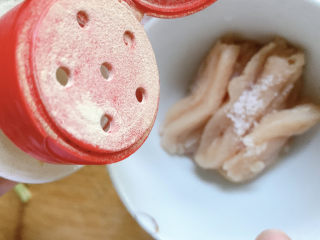 4、爆炒鸡胸肉,胡椒粉进行腌制