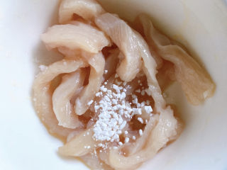 5、爆炒鸡胸肉,然后加适量淀粉搅拌均匀，这样能让鸡胸肉在炒的时候，口感更佳。