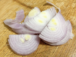 6、爆炒鸡胸肉,洋葱切成片