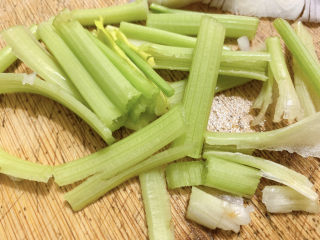 7、爆炒鸡胸肉,将芹菜切段