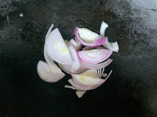 8、爆炒鸡胸肉,锅烧热油，加入洋葱片