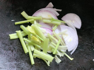 9、爆炒鸡胸肉,以及切好的芹菜，大火爆香。