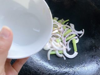 11、爆炒鸡胸肉,锅中加适量清水，翻炒至芹菜洋葱变软