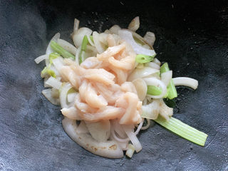 12、爆炒鸡胸肉,加入鸡胸肉丝快炒30秒