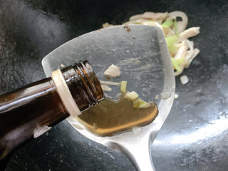 13、爆炒鸡胸肉,出锅前加适量料酒增香