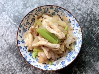 14、爆炒鸡胸肉,一青二白的爆炒鸡胸肉完成~