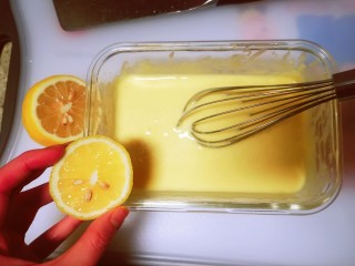 4、酸奶蛋（也可以用牛奶）,挤入柠檬汁去腥味（大约小1/3个柠檬就可以），太多可能会酸，听说可以用白醋替代，不过我没试过。