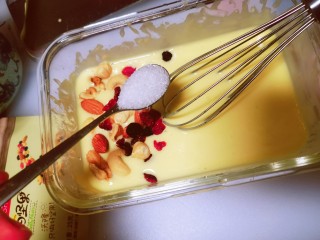 6、酸奶蛋（也可以用牛奶）,放入5小勺子白糖，喜欢甜的还可以加一点点炼乳