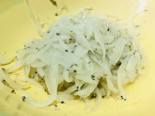 2、炸银鱼,解冻;