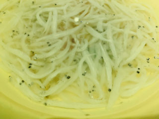 3、炸银鱼,洗净;