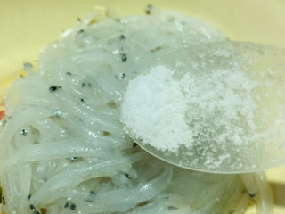 4、炸银鱼,加盐;