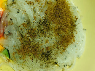 6、炸银鱼,加孜然粉和五香粉;