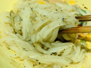 7、炸银鱼,搅拌均匀调料;