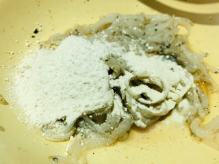 8、炸银鱼,加面粉和淀粉;