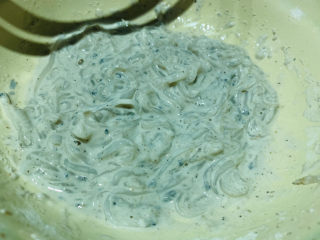 9、炸银鱼,搅拌均匀,因为银鱼洗完有水分,不需要另外加水调;