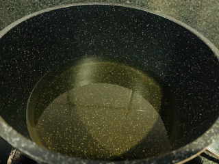 10、炸银鱼,热油;